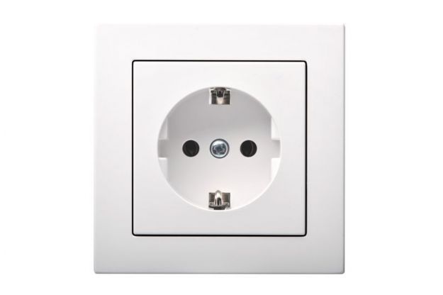 Flush mounting socket outlet with earth